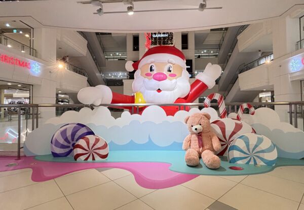 ▲台茂購物中心以「粉萌貝兒夢幻聖誕」為主題，打造粉紅浪漫氛圍的聖誕樂園，即日起閃耀至2026年1月4日             。（圖／業者提供）