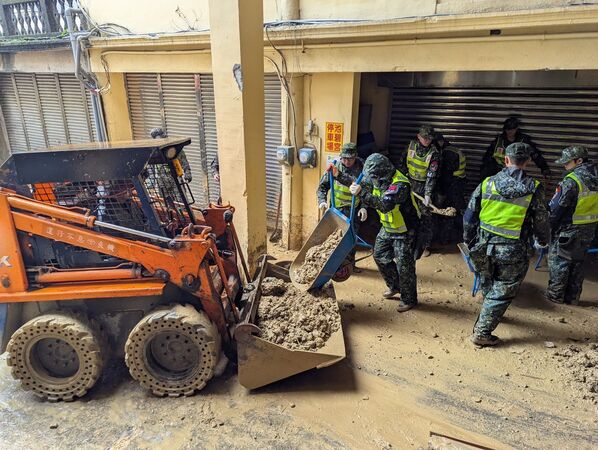 ▲▼陸戰66旅及憲兵於南興里協助清淤。（圖／陸軍六軍團提供）