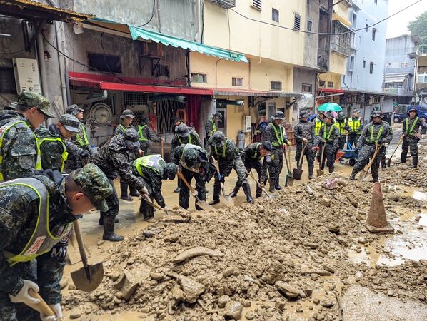 ▲陸戰66旅及憲兵於南興里協助清淤。（圖／陸軍六軍團提供）