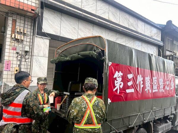 ▼陸軍第三作戰區點心車提供官兵服務。（圖／陸軍六軍團提供）
