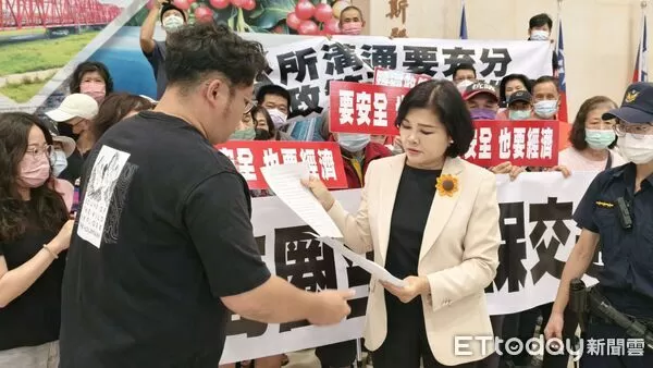 ▲張麗善縣長面對陳情民眾，強調會與斗六公所討論、尋求雙贏。（圖／記者游瓊華翻攝）
