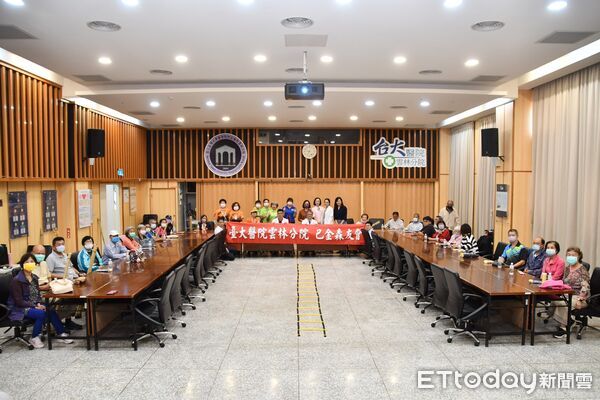 ▲醫療結合運動，健走杖成為巴金森病友的「活力密碼」。（圖／記者游瓊華翻攝）