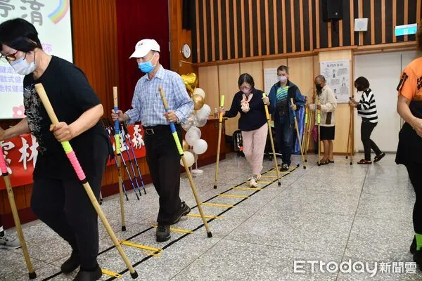 ▲醫療結合運動，健走杖成為巴金森病友的「活力密碼」。（圖／記者游瓊華翻攝）
