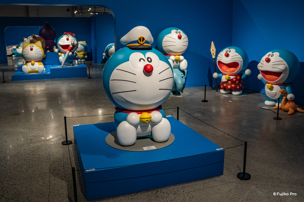 ▲▼《100%哆啦A夢&FRIENDS》特展巡迴至高雄，有手捧珍奶造型，還有（圖／聯合數位文創提供）