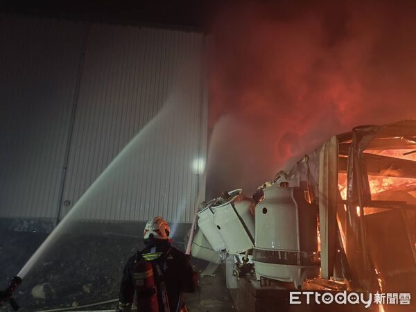▲▼新竹家具行火警。（圖／記者楊永盛翻攝）