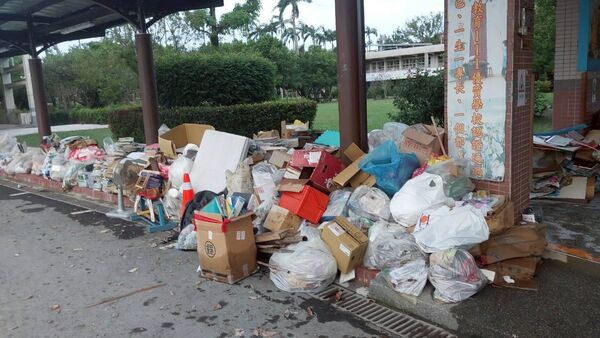 ▲▼武淵國小淹成汪洋「泡爛慘況」曝　課本桌椅全毀報廢。（圖／武淵國小粉絲團）