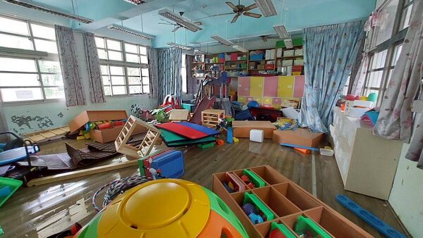 ▲▼武淵國小淹成汪洋「泡爛慘況」曝　課本桌椅全毀報廢。（圖／武淵國小粉絲團）