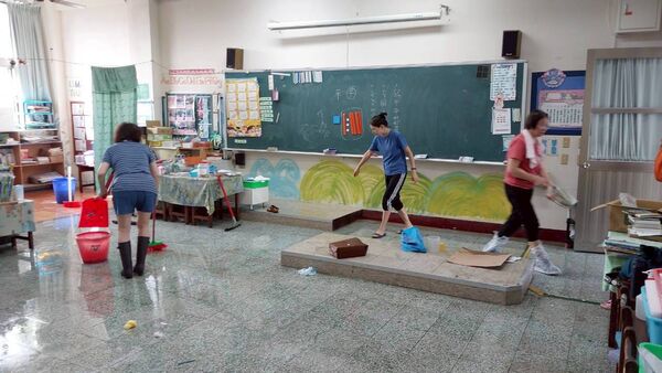 ▲▼武淵國小淹成汪洋「泡爛慘況」曝　課本桌椅全毀報廢。（圖／武淵國小粉絲團）