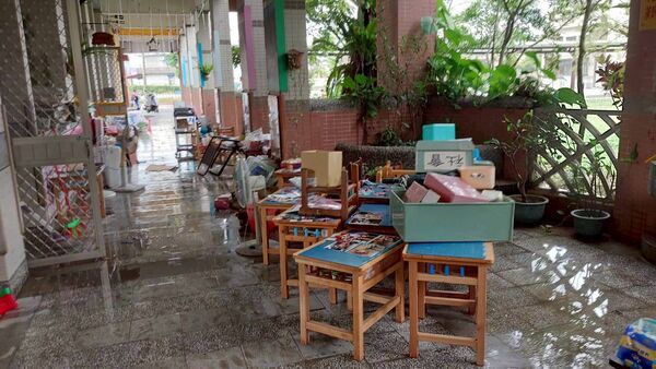 ▲▼武淵國小淹成汪洋「泡爛慘況」曝　課本桌椅全毀報廢。（圖／武淵國小粉絲團）