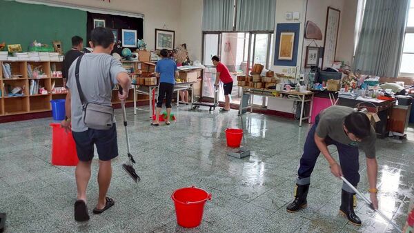 ▲▼武淵國小淹成汪洋「泡爛慘況」曝　課本桌椅全毀報廢。（圖／武淵國小粉絲團）