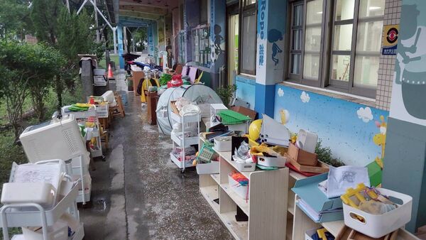 ▲▼武淵國小淹成汪洋「泡爛慘況」曝　課本桌椅全毀報廢。（圖／武淵國小粉絲團）