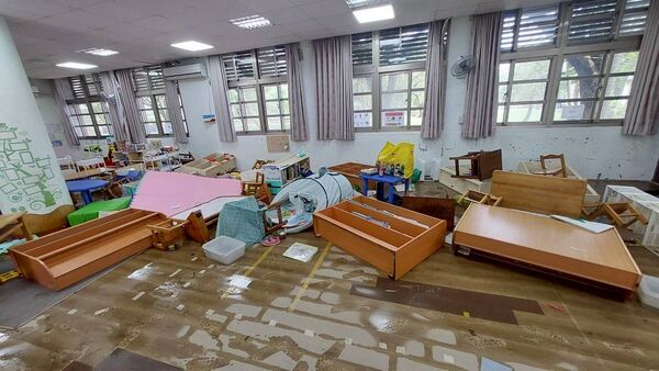 ▲▼武淵國小淹成汪洋「泡爛慘況」曝　課本桌椅全毀報廢。（圖／武淵國小粉絲團）