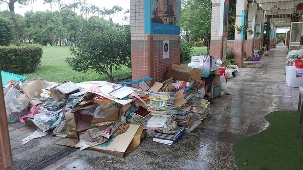 ▲▼武淵國小淹成汪洋「泡爛慘況」曝　課本桌椅全毀報廢。（圖／武淵國小粉絲團）