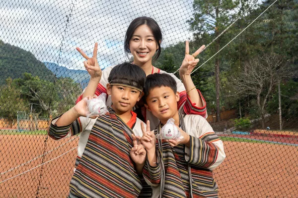 ▲球芽基金攜手安芝儇走入偏鄉　以笑容與行動傳遞棒球夢想能量。（圖／球芽基金提供）