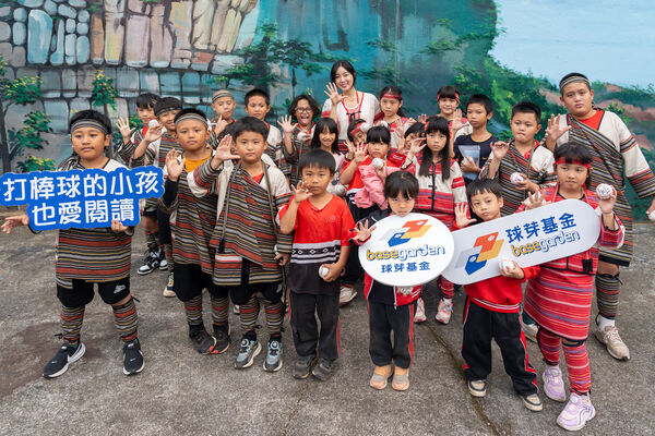 ▲球芽基金攜手安芝儇走入偏鄉　以笑容與行動傳遞棒球夢想能量。（圖／球芽基金提供）