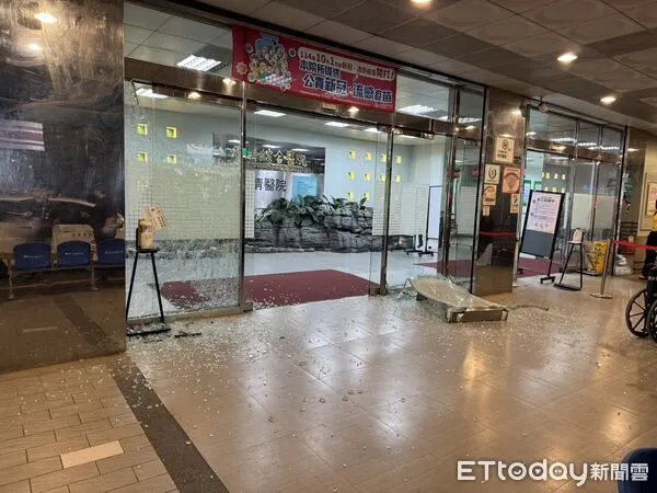 ▲台中平等澄清醫院今晚傳出暴力砸門事件。（圖／民眾提供）
