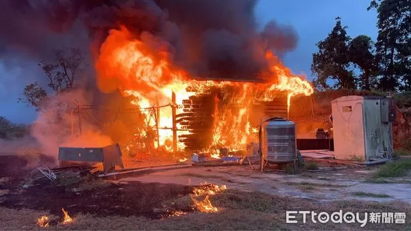 ▲台南後壁區上茄苳里木造平房傍晚起火全面燃燒，消防人員迅速撲滅。（記者林東良翻攝，下同）