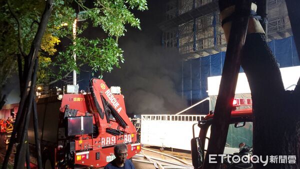 ▲▼北市松山區健康路工地地下室大火猛烈，黑煙沖天。（圖／記者黃彥傑攝）