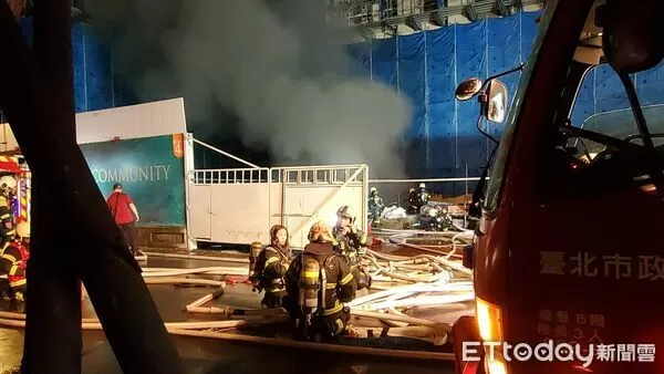 ▲▼北市松山區健康路工地地下室大火猛烈，黑煙沖天。（圖／記者黃彥傑攝）