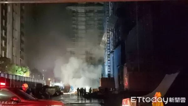 ▲▼北市松山區健康路工地地下室大火猛烈，黑煙沖天。（圖／記者黃彥傑攝）