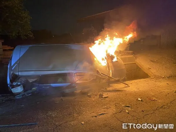 ▲▼台南休旅車自撞車禍。（圖／記者林東良翻攝）