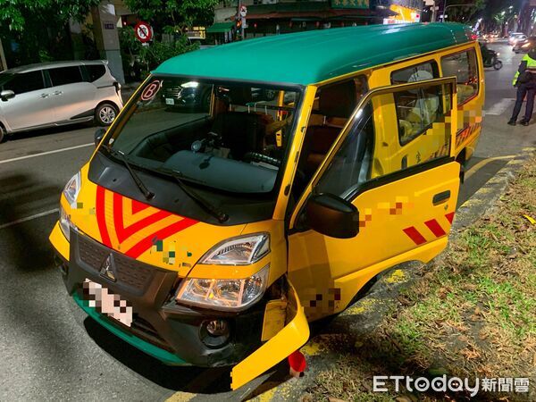 ▲台中幼兒園娃娃車自撞分隔島，司機疑腦溢血昏迷。（圖／記者許權毅翻攝）