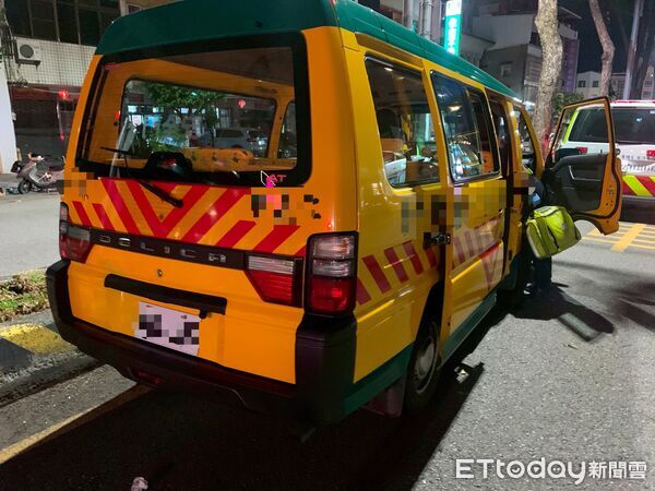 ▲台中幼兒園娃娃車自撞分隔島，司機疑腦溢血昏迷。（圖／記者許權毅翻攝）