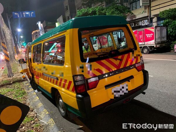 ▲台中幼兒園娃娃車自撞分隔島，司機疑腦溢血昏迷。（圖／記者許權毅翻攝）
