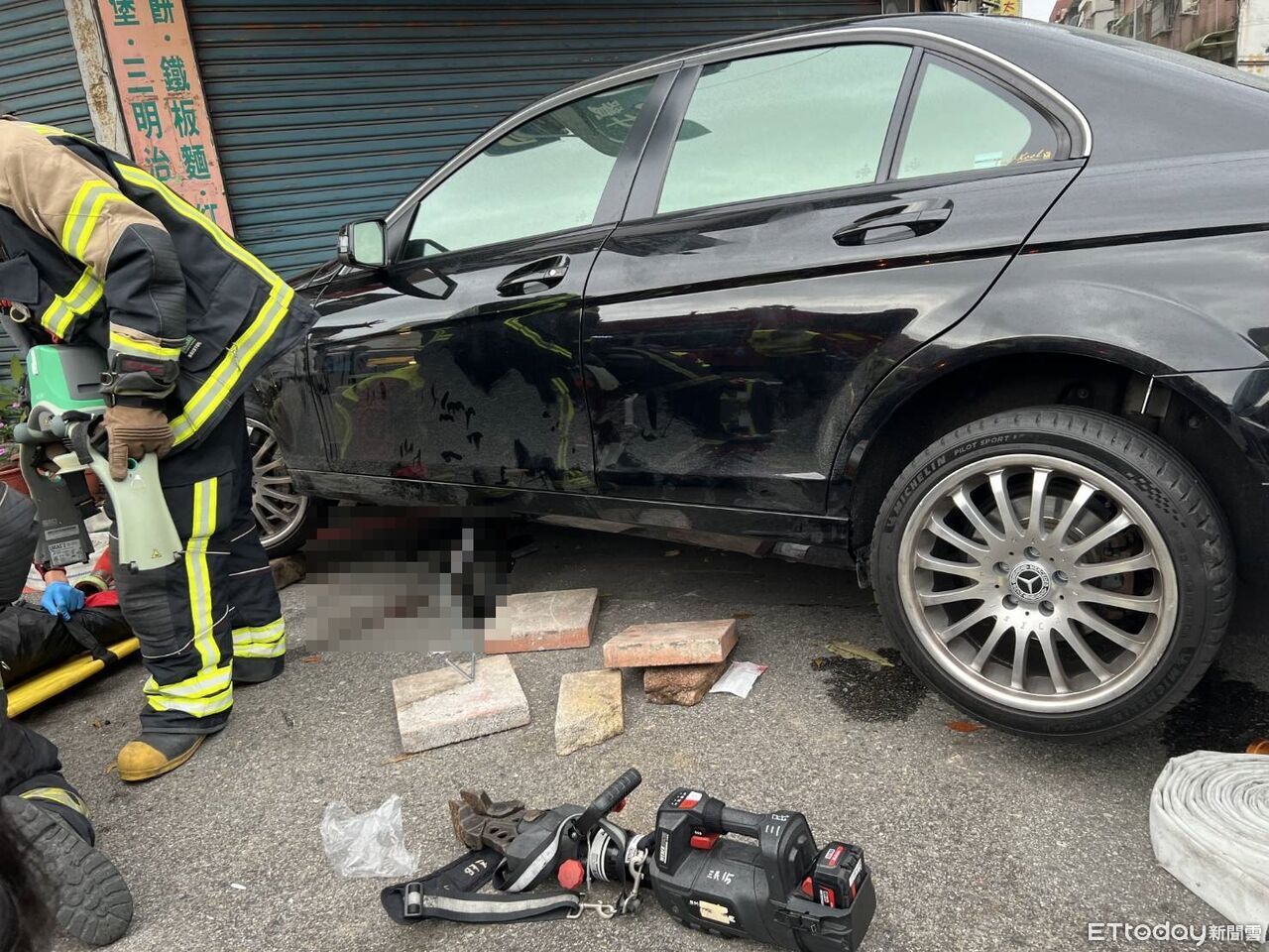 賓士左轉「奪命瞬間曝光」!23歲騎士直行遭撞 卡車底生日變忌日