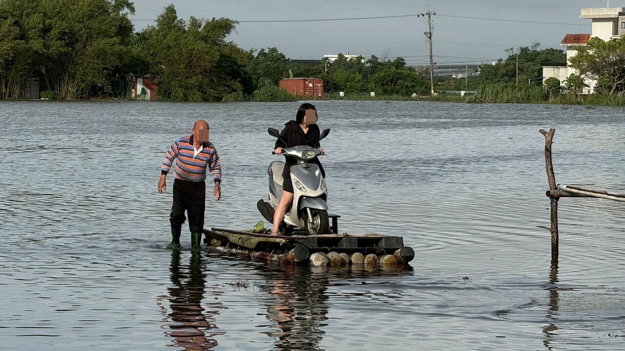 颱風天「人車搭竹筏」上班　熱血宜蘭女身分曝：兒童病房護理師