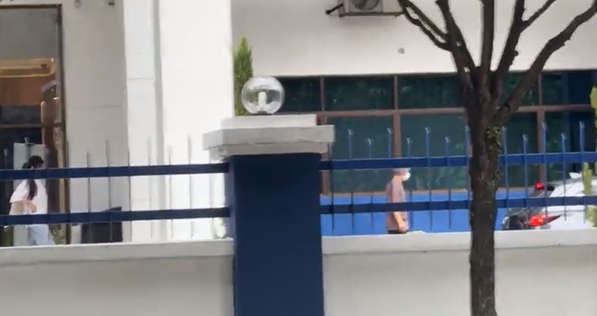 ▲▼黃明志離開警局。（圖／翻攝中國報臉書）