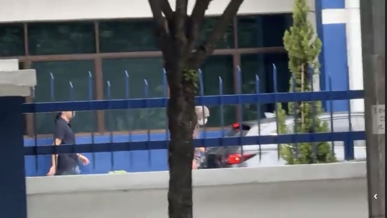 ▲▼黃明志離開警局。（圖／翻攝中國報臉書）