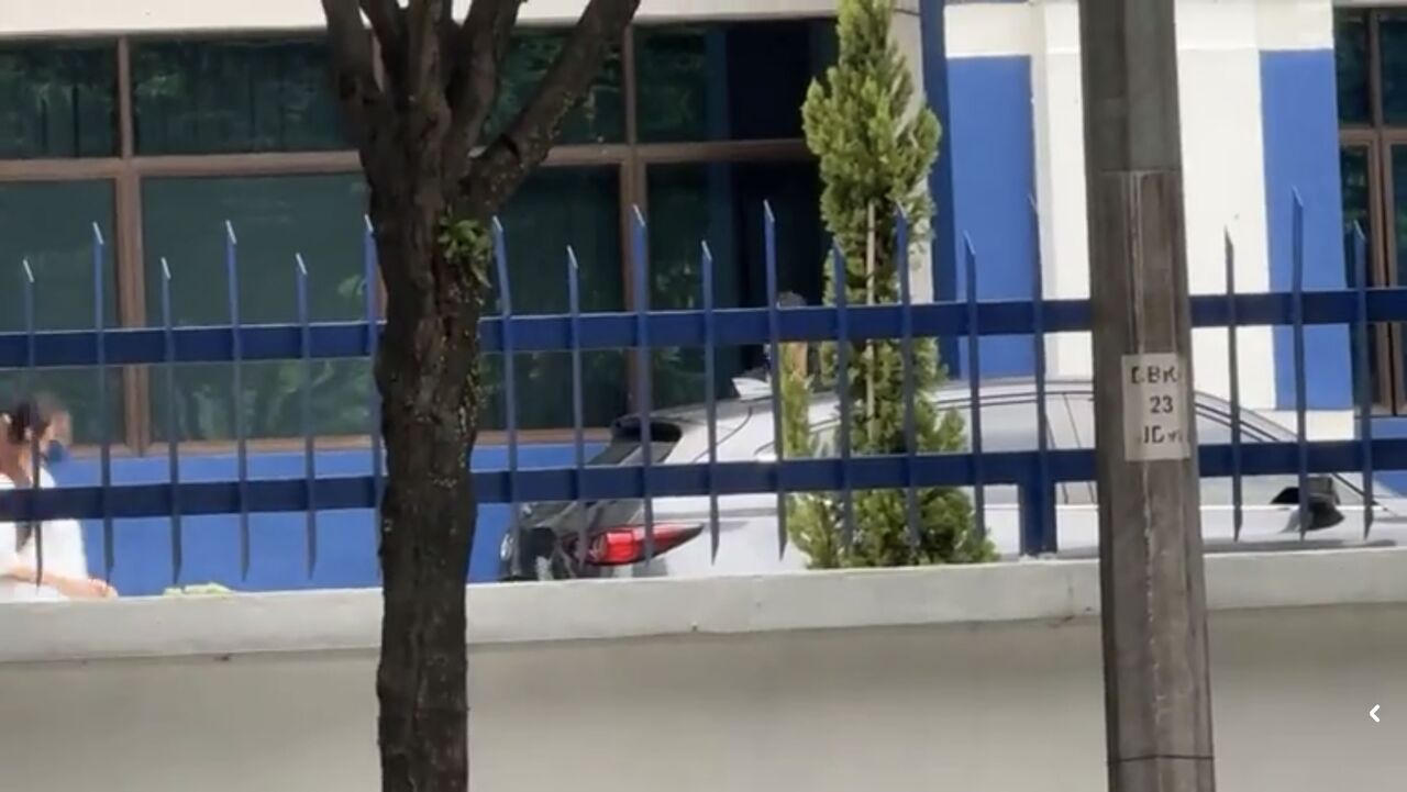 ▲▼黃明志離開警局。（圖／翻攝中國報臉書）