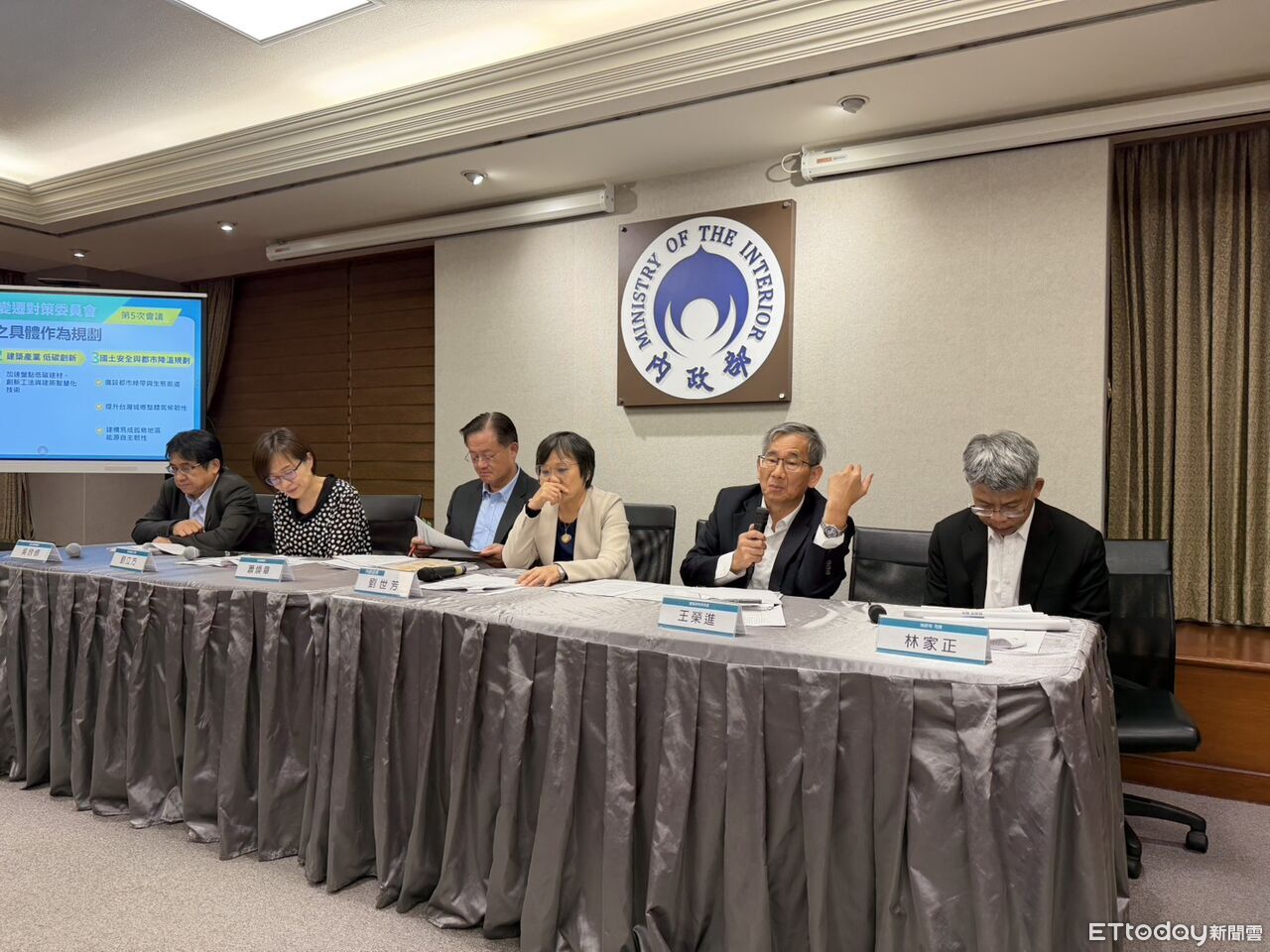 普發1萬上路防詐騙 內政部發紅布條送傳統市場、美髮院宣導