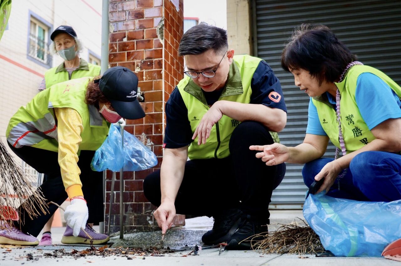 颱風剛走!賴瑞隆換上志工背心致敬無名英雄 挺進三民區助清理家園