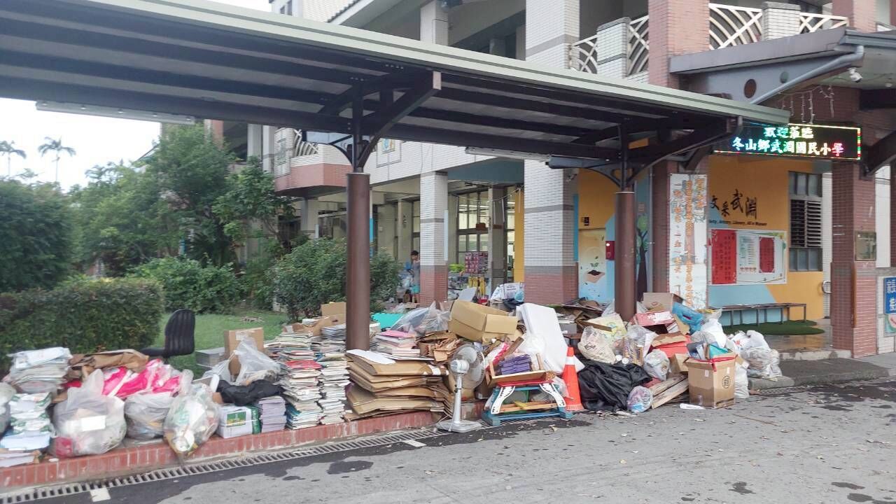 武淵國小淹成汪洋「泡爛慘況」曝　課本桌椅全毀報廢