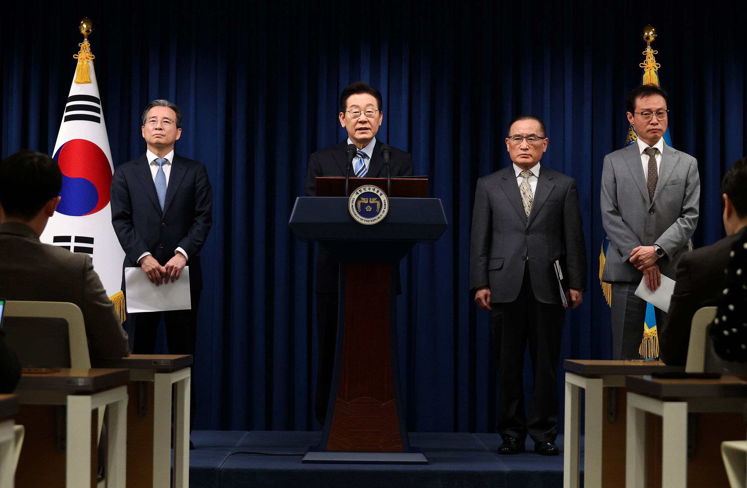 ▲▼南韓總統李在明14日上午宣布美韓達成協議，由左至右為總統辦公室政策室長金容範、李在明、國家安保室長魏聖洛、宣傳溝通首席李圭淵。（圖／VCG）