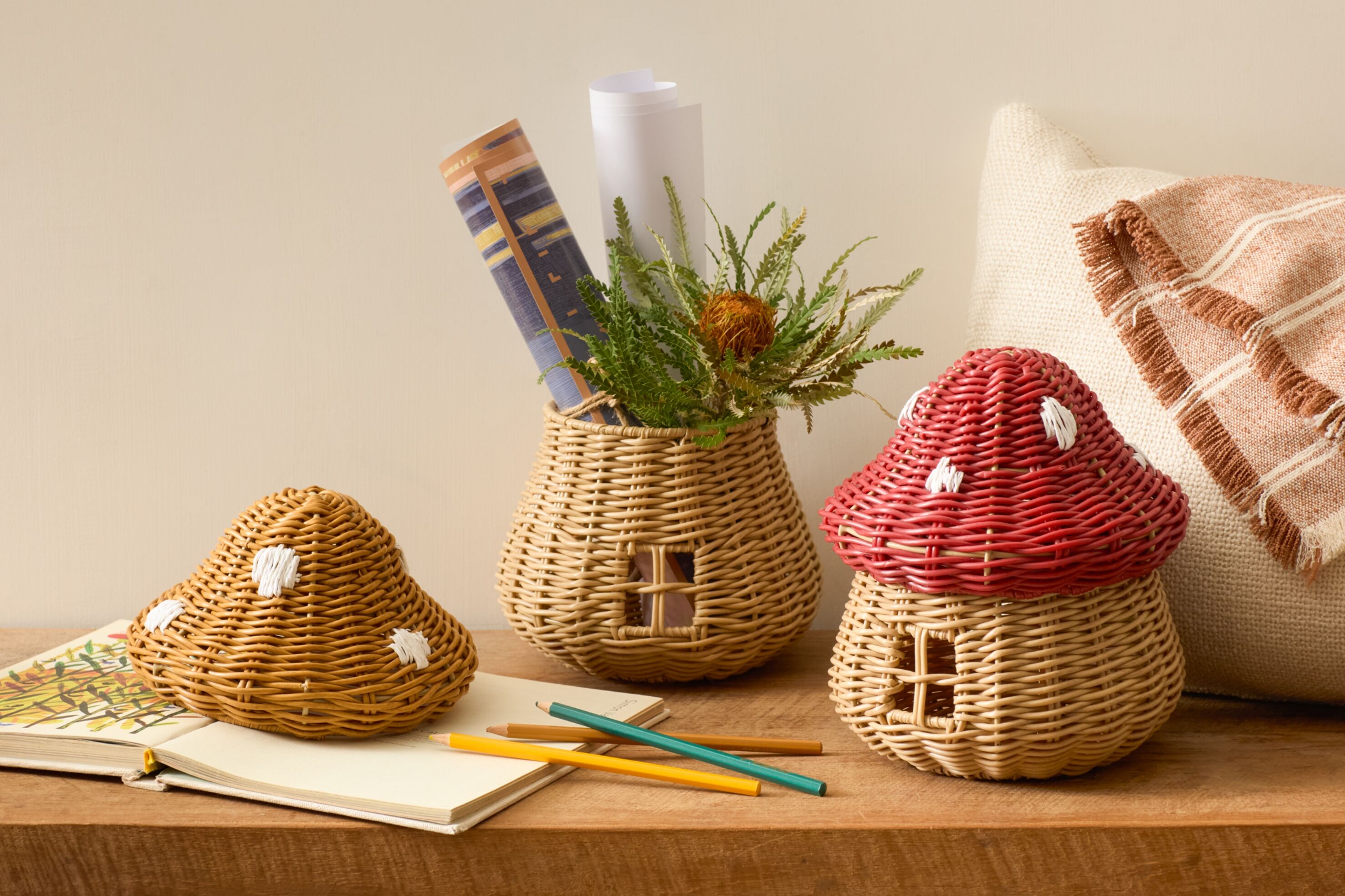 ▲HOLA與《藍色小精靈 The Smurfs》推出限量聯名系列。（圖／業者提供）