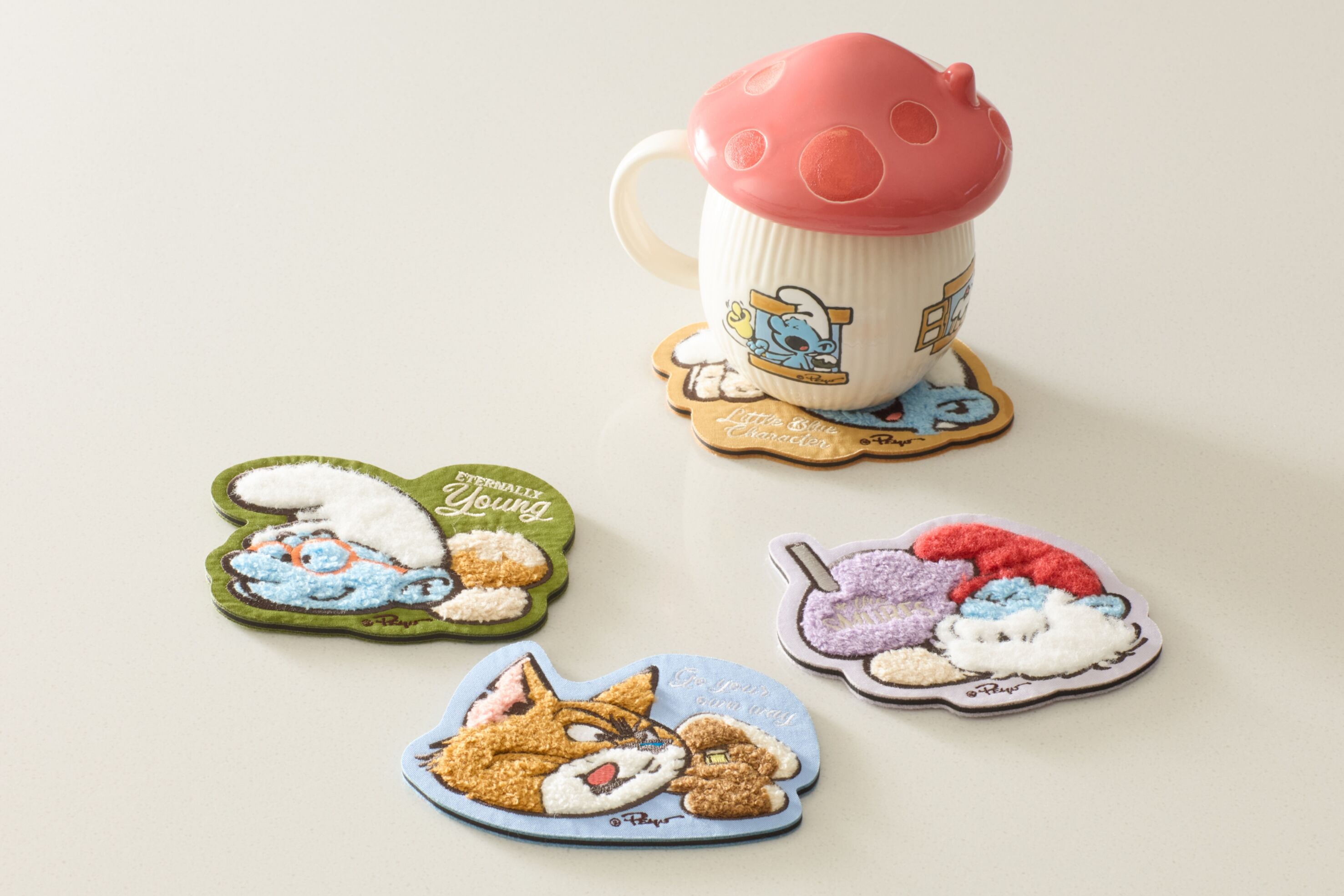 ▲HOLA與《藍色小精靈 The Smurfs》推出限量聯名系列。（圖／業者提供）