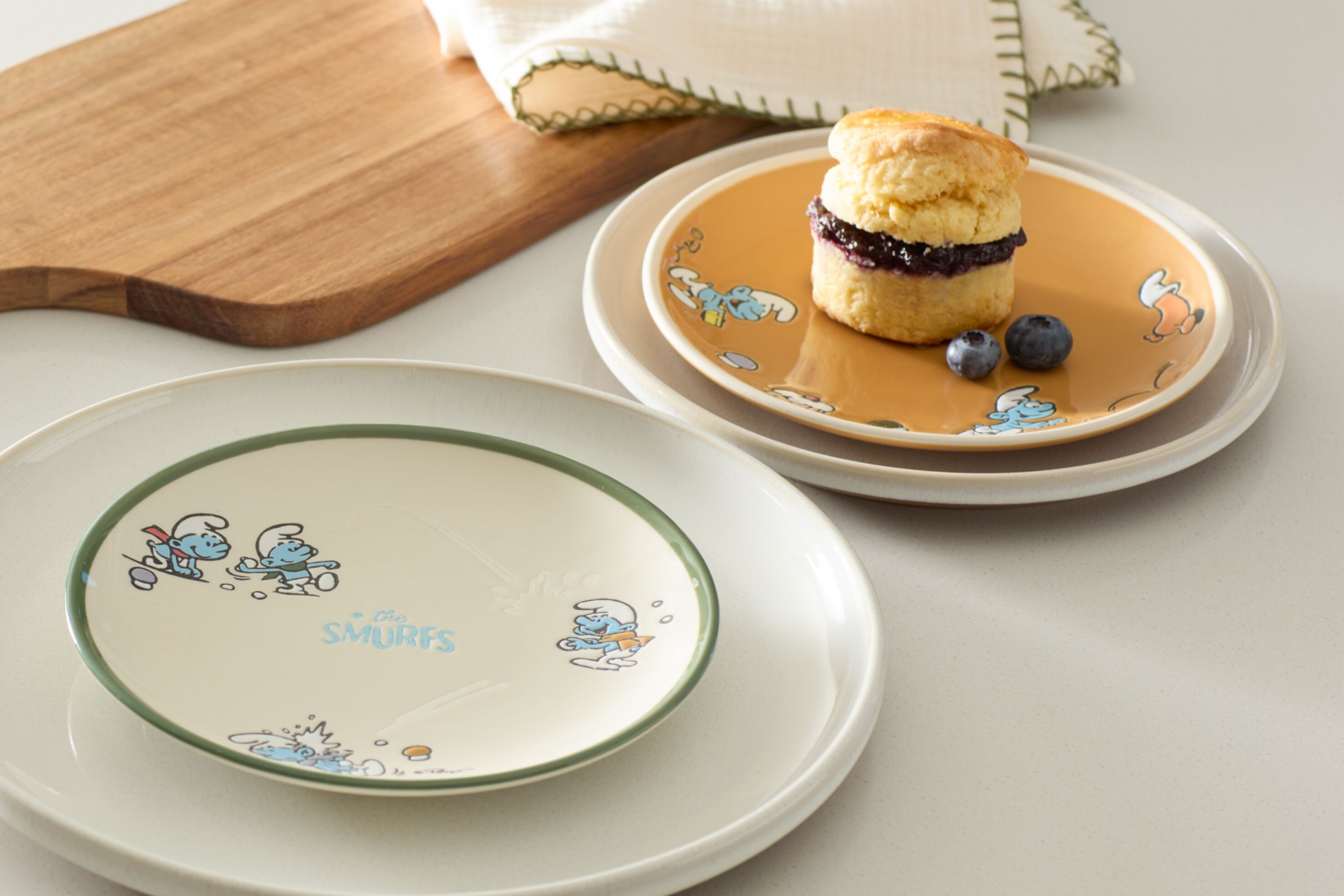 ▲HOLA與《藍色小精靈 The Smurfs》推出限量聯名系列。（圖／業者提供）