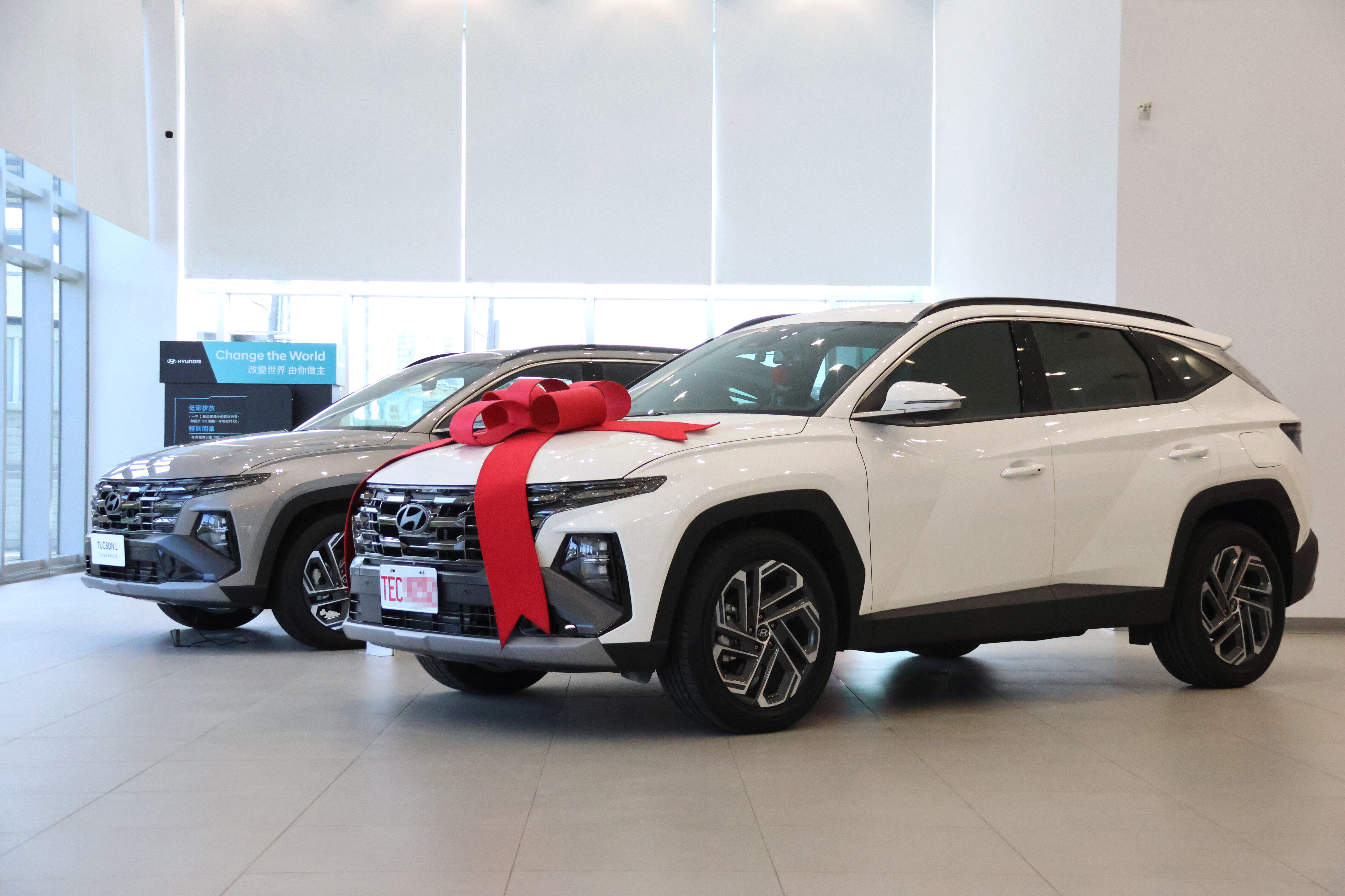 ▲海外第6代TOYOTA RAV4售價公布；台灣Hyundai推客車版Tucson L搶計程車市場。（圖／翻攝自各車廠、資料照）