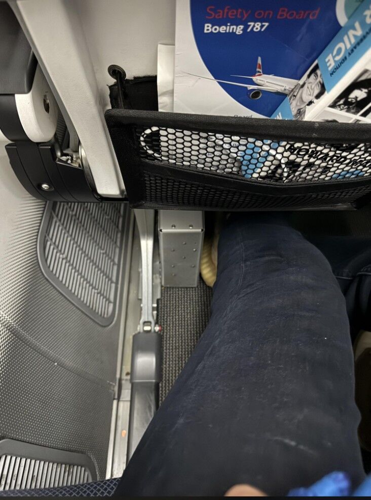 ▲▼搭飛機千萬別選「這座位」！　他登機一看傻眼：是地獄。（圖／翻攝Reddit）