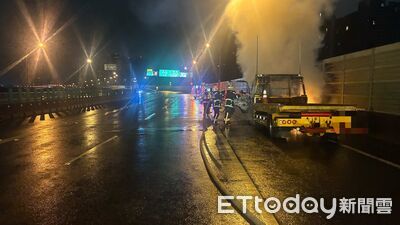 快訊／新北台65線深夜火燒車！拖吊車駕駛座竄白煙　運將驚逃