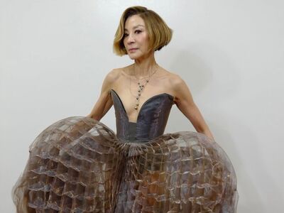 楊紫瓊罕見中門大開　珍珠洛胸前吸睛