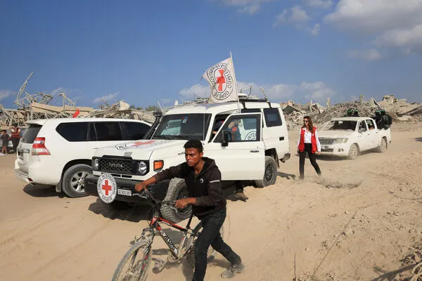 ▲▼紅十字會人員在哈瑪斯（Hamas）武裝分子的護送下，準備前往以色列軍隊根據停火協議撤到的加薩市「黃線」（yellow line）區域。（圖／路透）