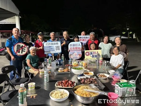 ▲警方結合民力宣導交通、防詐。（圖／記者楊晨東翻攝）