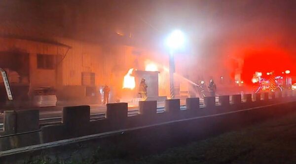 ▲彰化鹿港鎮清晨塑膠工廠火警。（圖／消防提供）