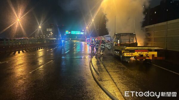 ▲▼新北土城台65線拖吊車火燒車。（圖／記者陸運陞翻攝）