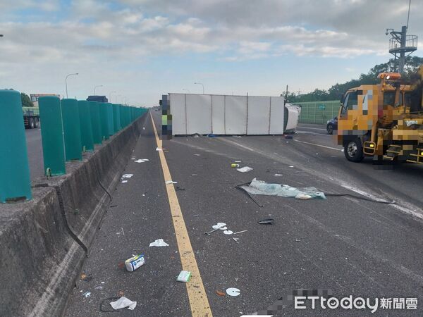 ▲黃男駕駛大貨車疑因變換車道不當，撞上內側護欄後側翻。（圖／記者翁伊森翻攝）
