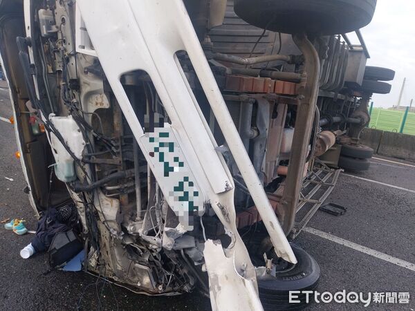 ▲黃男駕駛大貨車疑因變換車道不當，撞上內側護欄後側翻。（圖／記者翁伊森翻攝）